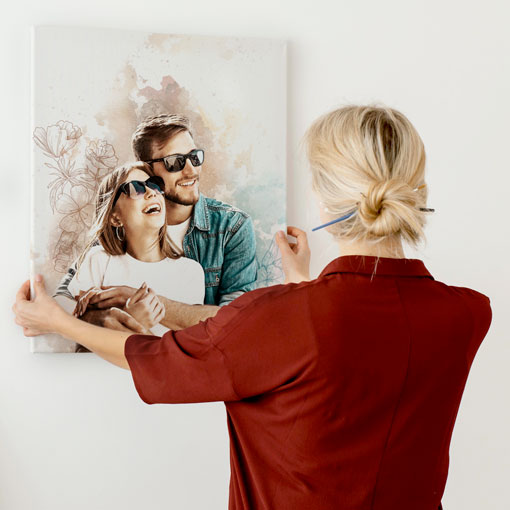 donna che appende un ritratto personalizzato stampato su tela