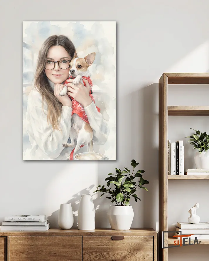 Quadro con ritratto personalizzato di una donna che tiene in braccio il suo cane Chihuahua, appeso alla parete di un ambiente moderno ed elegante.