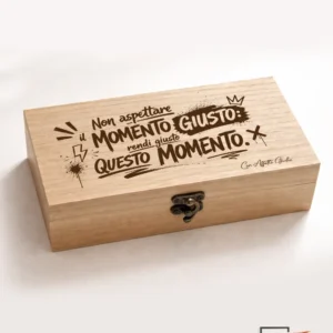 scatola in legno con frase motivazionale o dedica personalizzata incisa