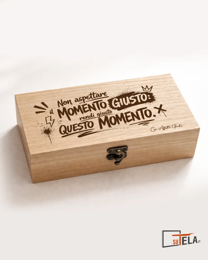 scatola in legno con frase motivazionale o dedica personalizzata incisa