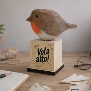 Migliora la foto e crea un ambientazione per la statua nella foto, mettila sopra un tavolo, associa degli oggetti adatti al tema, crea uno sfondo neutro, non modificare la scultura, non mettere candele.